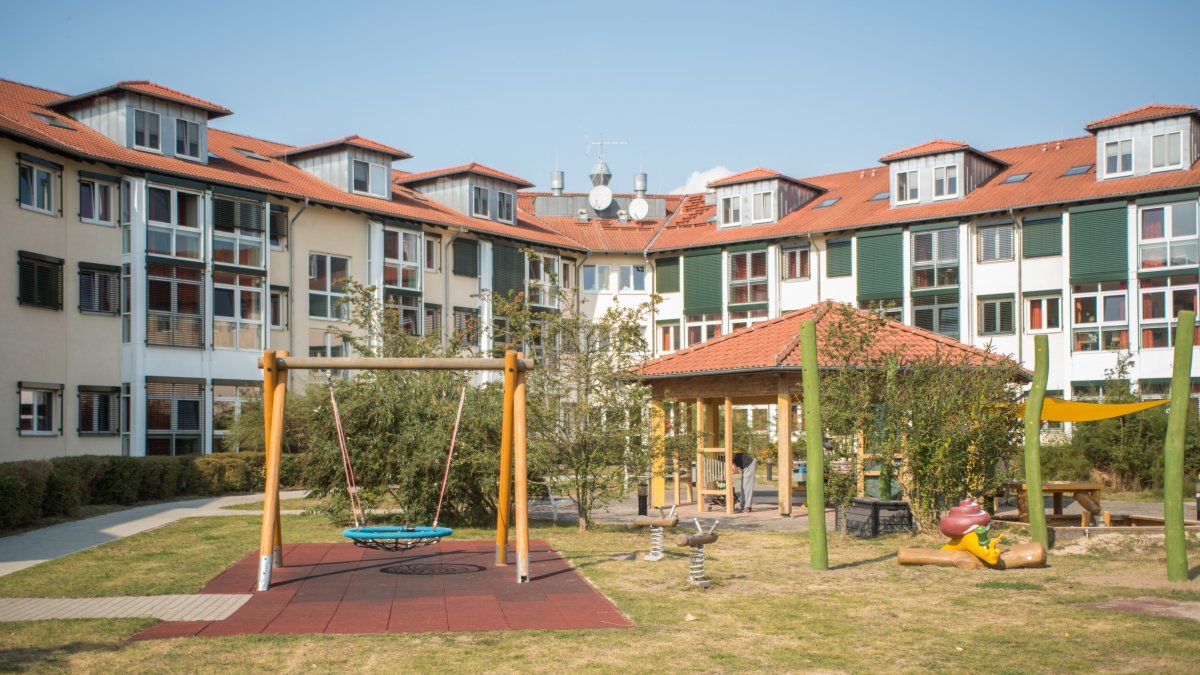 Der Spielplatz der VITREA Klinik Brandenburg an der Havel bietet Kindern auch außerhalb der Therapie viele Möglichkeiten zum Spielen, Entdecken und Erholen.