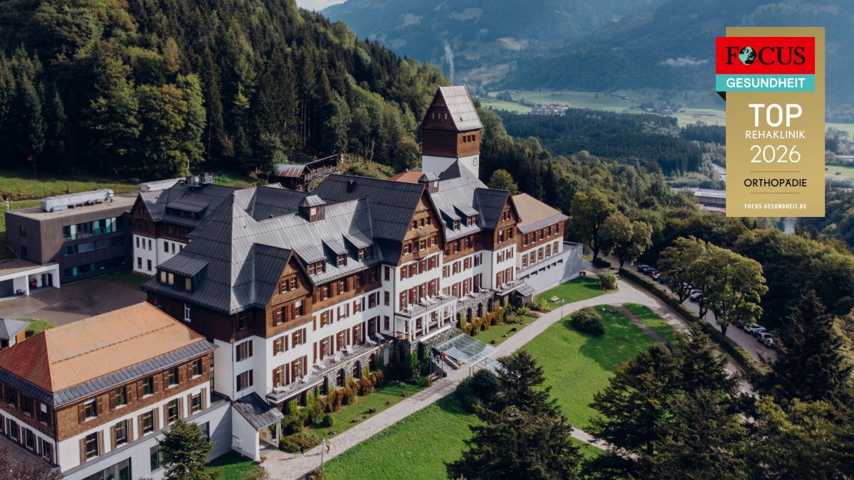 Luftaufnahme der Fachklinik Oberstdorf mit Bergkulisse
