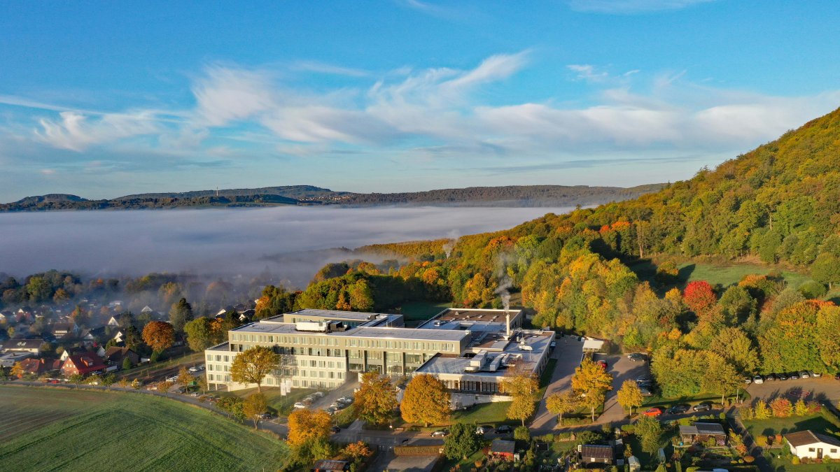 Eingang der Fachklinik Weserland – moderne Rehaklinik mit Glasfront, barrierefreiem Zugang und Begrünung am Haupteingang