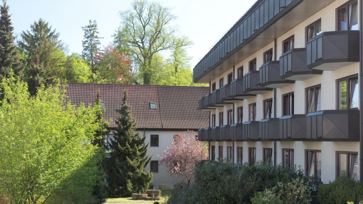 Klassisches Klinikgebäude der Sigel-Klinik in Bad Schönborn, umgeben von Grünanlagen.