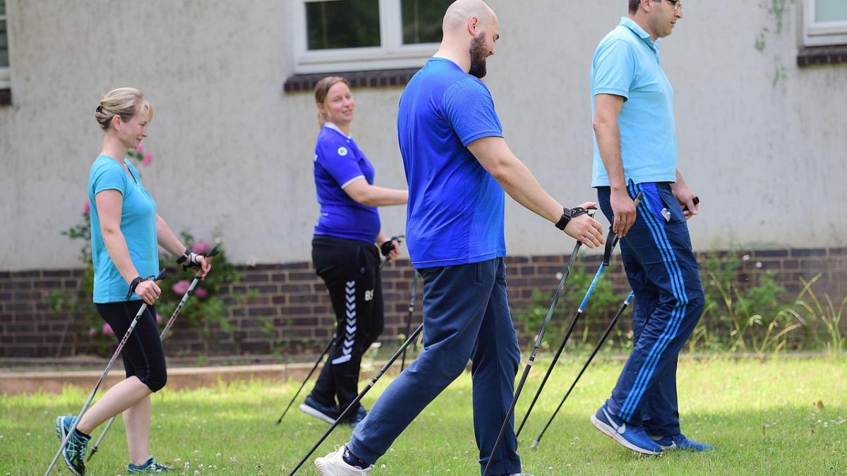 2 Frauen und 2 Männer beim Walking