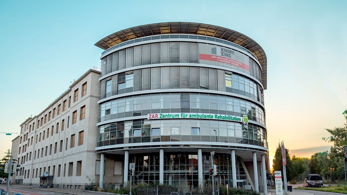 Außenansicht des Gebäudes und Eingangsbereich des ZAR Heilbronn