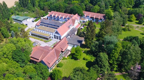 Das Bild zeigt eine Luftaufnahme der Rehaklinik mit dem schönen Park.