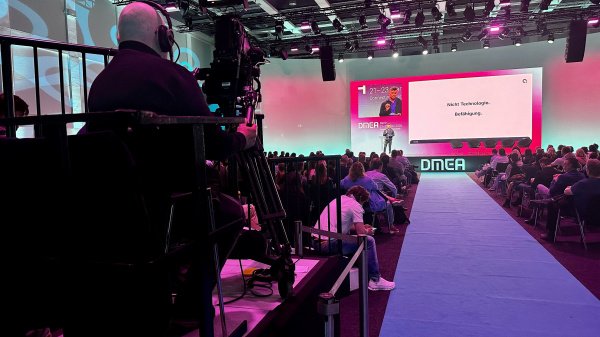 Vortrag auf der DMEA-Bühne vor Publikum in Berlin, Blick vom Kameramann