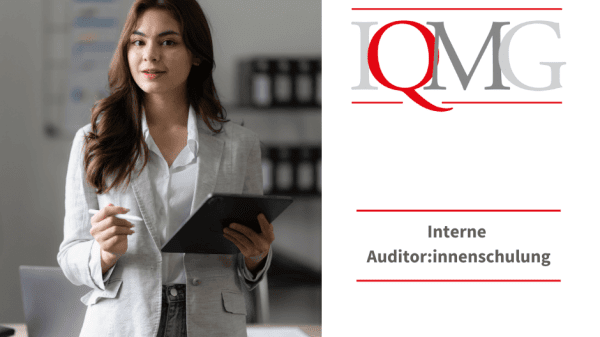 Frau mit Clipboard in der Hand und dem Logo des IQMG.