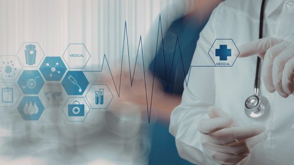 Digitale Gesundheitsdaten und medizinische Informationen im Umfeld einer Ärztin.