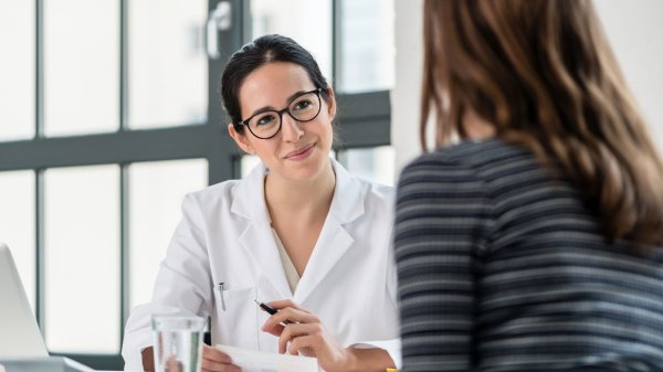 Beratungsgespräch zu Voraussetzungen und Anspruch auf eine Rehabilitation.