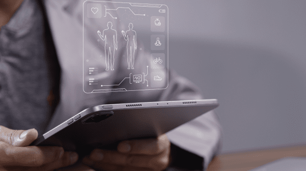 Tablet mit eingeblendeten Gesundheits-Icons in den Händen einer Ärztin.