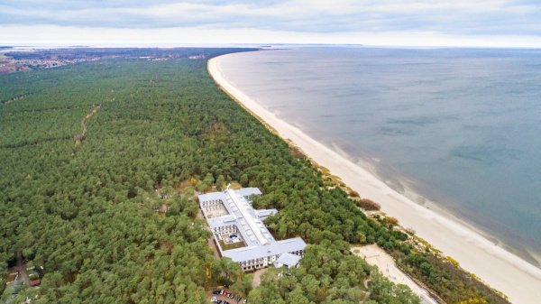 MEDICLIN Dünenwald Klinik eingebettet im Dünenwald in unmittelbarer Nähe zum Ostseestrand