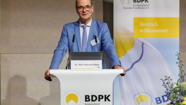 Präsident Herr Dr. Hans-Heinrich Aldag eröffnet den BDPK Bundeskongress 2025 in Berlin