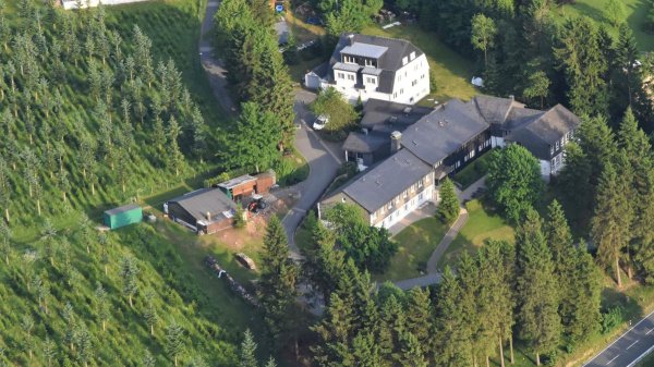 Luftbild des Gesundheitszentrums Altastenberg im Winter, eingebettet in die Landschaft des Sauerlands