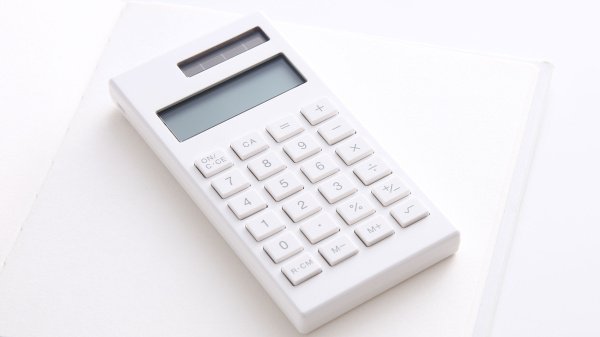 Taschenrechner auf Notizbuch als Symbol für Kosten, Zuzahlungen und Finanzierung einer Reha.