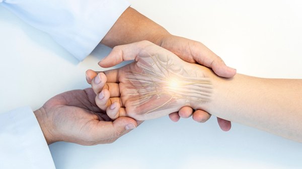 Ärztliche Untersuchung einer Hand mit Darstellung von Nervenstrukturen nach einer Operation.
