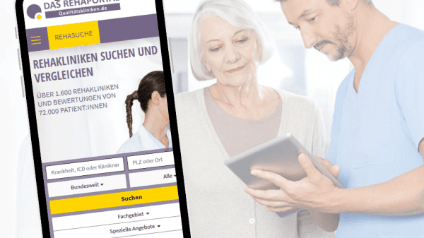 Smartphone mit Suchmaske für Rehakliniken und Patientin im Beratungsgespräch