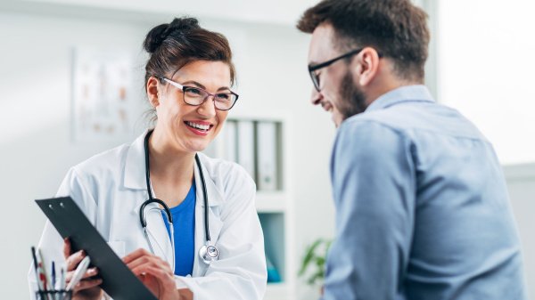 Ärztin und Patienten in Beratungssituation. Symbolbild für gemeinsame Entscheidungen in der Reha.