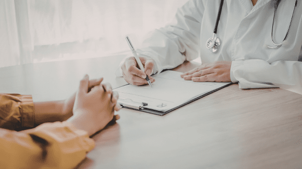 Mitarbeiterin des Sozialdienstes plant mit einer Rehabilitandin die Versorgung nach der Entlassung.