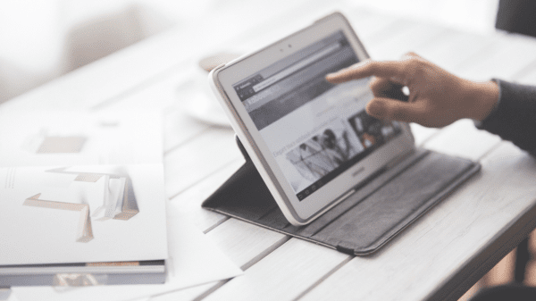 Eine Person nutzt eine Website auf einem Tablet – Symbolbild für digitale Barrierefreiheit.
