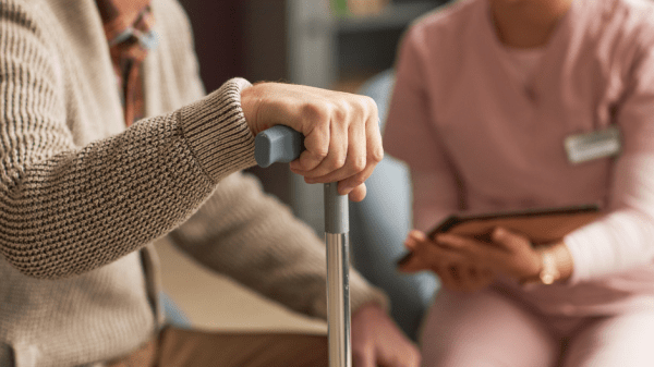 Sozialarbeiterin und Patient besprechen die Verlängerung der Reha