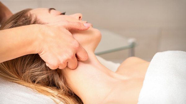 Therapeutische Lymphdrainage im Halsbereich zur Unterstützung nach einer Brustkrebsbehandlung.