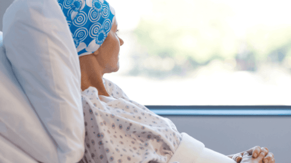 Patientin mit Krebserkrankung im Krankenbett.