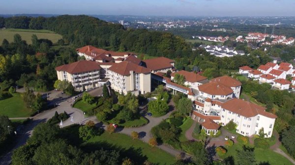 Außenansicht der Helios Klinik in Hattingen