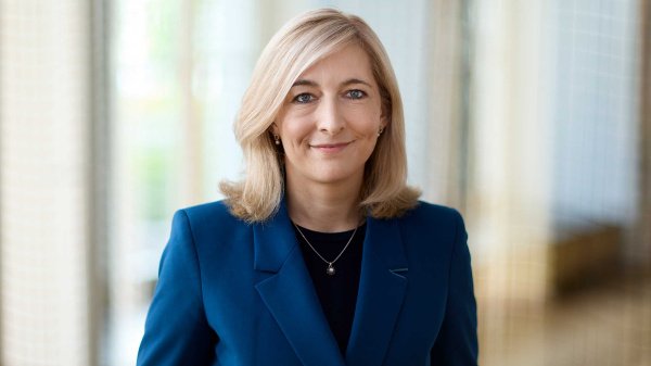 Gesundheitsministerin Nina Warken im Portrait mit offenen, blonden Haaren und dunkelblauem Sakko