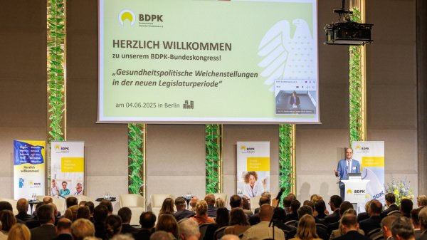 Plenarsaal mit Sreen "Willkommen zum BDPK Bundeskongress 2025"