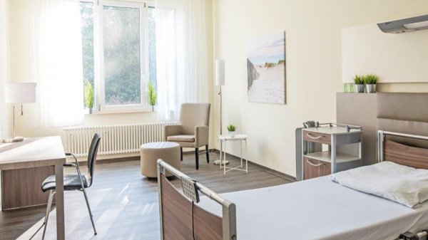 Freundlich eingerichtetes Zimmer in der ambulanten orthopädischen Rehaklinik salvea Hüls – Raum für Beratung und Behandlung