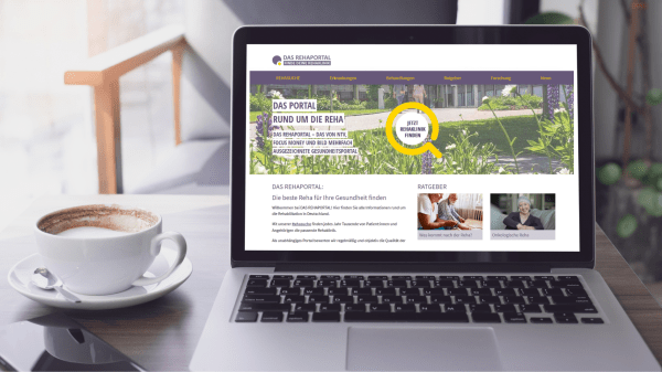 Laptop zeigt die Startseite des REHAPORTALS, daneben steht eine Tasse Kaffee auf dem Tisch.