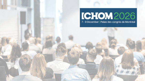 Publikum bei einer Konferenz, eingeblendeter Schriftzug „ICHOM 2026 7–9 December, Montréal“