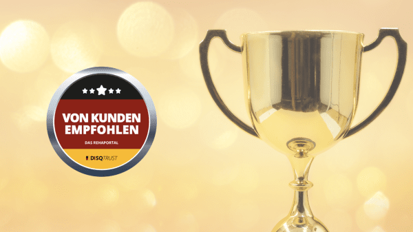 Goldener Pokal vor goldenem Hintergrund neben einem Siegel mit der Aufschrift "Von Kunden empfohlen – Das Rehaportal – DISQ Trust"