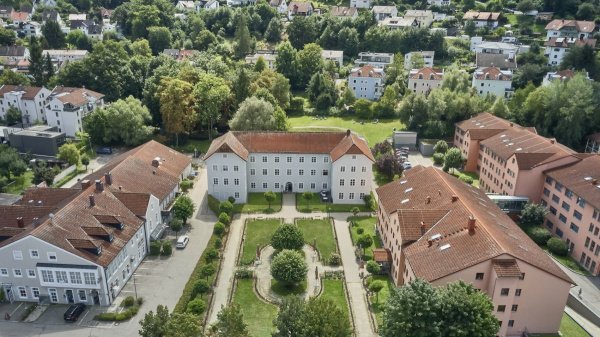 Drohnenaufnahme des Schlössls mit Gartenanlage