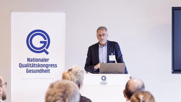Sprecher:innen beim NQKG