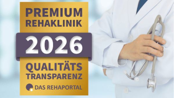 Arzt im weissen Kittel mit Stethoskop in der Hand, daneben das Siegel "Premium Rehaklinik 2026"