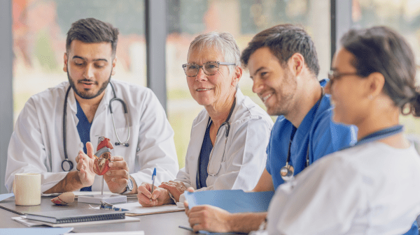 Gesundheitsfachkräfte besprechen Fall: Teil von Patientensicherheit & interprofessionellem Lernen.