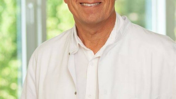 Portrait von Dr. Peter Trunzer