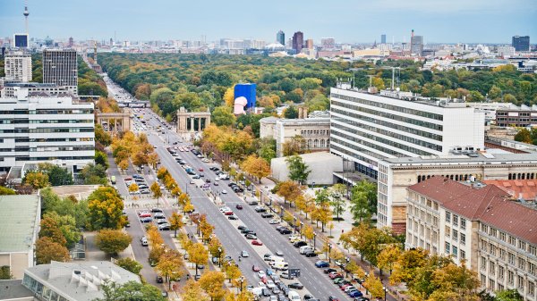 Vogelperspektive auf die Technische Universität Berlin und Straße und Bäumen