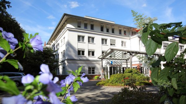 Außenansicht des Eingangsbereichs der Celenus Psychosomatischen Fachklinik Freiburg