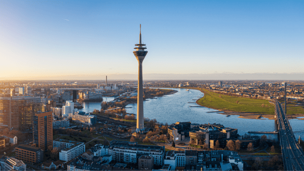 Blick über Düsseldorf mit dem Rheinturm und dem Rhein.