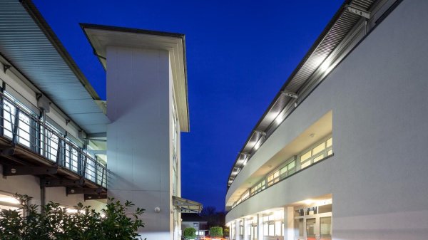 Das VAMED Rehazentrum Karlsruhe – moderne Architektur und einladende Atmosphäre für Patient:innen der ambulanten orthopädischen Reha, auch in den Abendstunden.