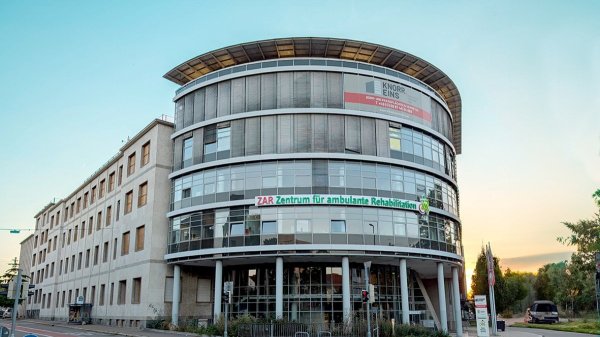 Außenansicht des Gebäudes und Eingangsbereich des ZAR Heilbronn