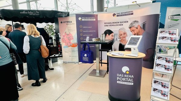 Messestand des REHAPORTALS mit Besuchern beim Reha-Kolloquium 2026 in Leipzig