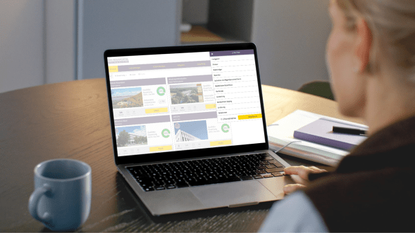 Person nutzt das REHAPORTAL auf einem Laptop, um mit Filtern eine passende Rehaklinik zu finden