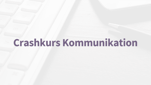 Schriftzug "Crashkurs Kommunikation" vor hellem Hintergrund mit angeschnittener Tastatur
