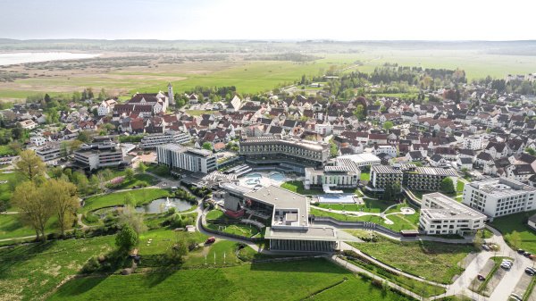 Luftaufnahme des Gesundheitszentrums Federsee mit Rehakliniken, Therme und Hotel in Bad Buchau