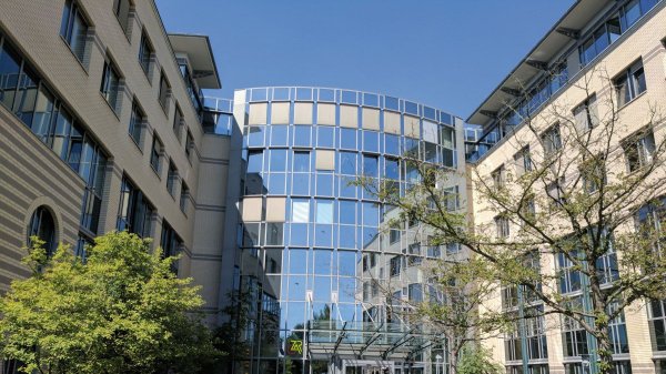 Außenansicht des Gebäudes und Eingangsbereich des ZAR Frankfurt mit Flasfassade