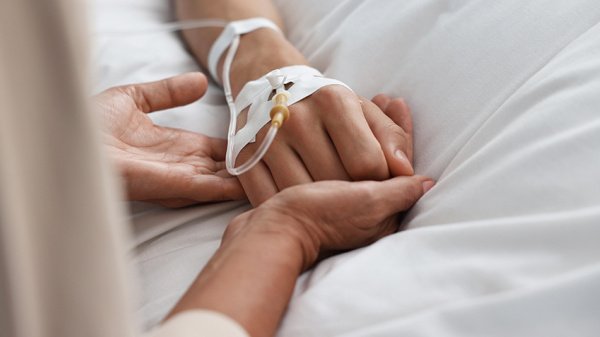 Patient wird auf einer Intensivstation medizinisch überwacht und versorgt.