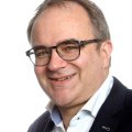 Portrait Horst Christian Vollmar, Brille, weißes Hemd und dunkles Sakko