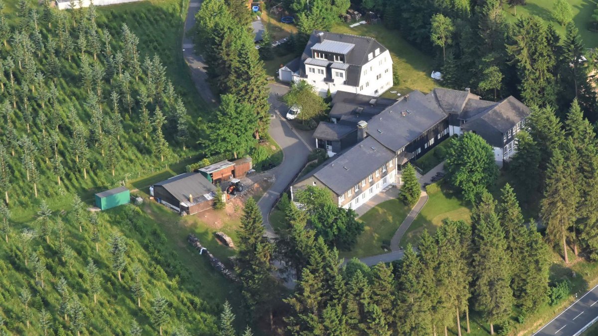 Luftbild des Gesundheitszentrums Altastenberg im Winter, eingebettet in die Landschaft des Sauerlands