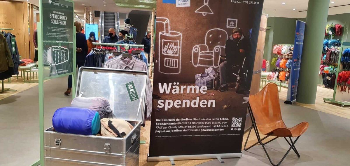 Aufsteller der kaeltehilfe.de aus Berlin mit Beispielsepnden (Schlafsack etc.)